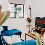 Stylish Historic City Pad, Families Contractors, Wifi